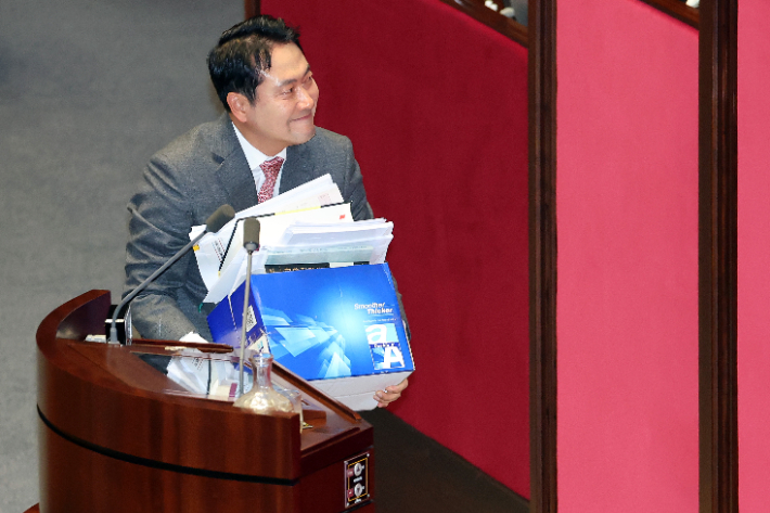 국민의힘 장동혁 대표가 23일 국회에서 열린 12월 임시국회 본회의에서 12·3 윤석열 비상계엄 등에 대한 전담재판부 설치 및 제보자 보호 등에 관한 특별법에 대한 필리버스터(무제한 토론을 위한 합법적인 의사진행 방해)를 마친 뒤 발언대에서 내려오고 있다. 연합뉴스