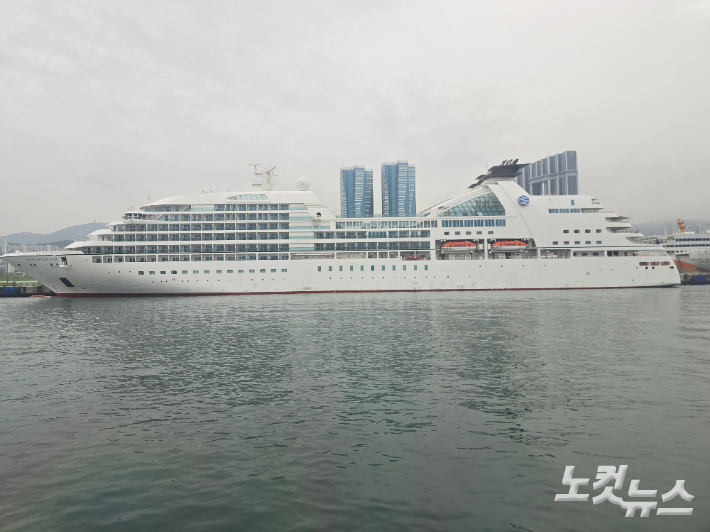 부산항에 입항한 대형 크루즈선. 송호재 기자