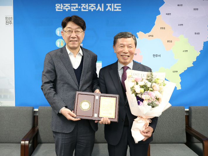 우범기 전주시장이 23일 최인열(오른쪽) 전주향교 전교에게 감사패를 전달했다. 전주시 제공