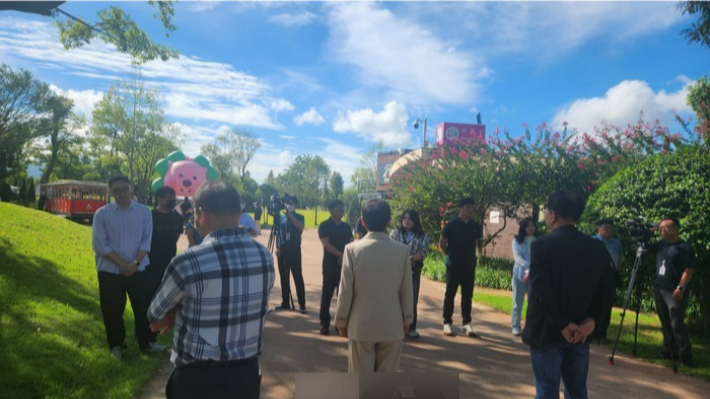 백인숙 의장(가운데 베이지색 정장) 등이 순천시의 저지로 협약식장 입장을 못한 채 서 있다. 독자 제공