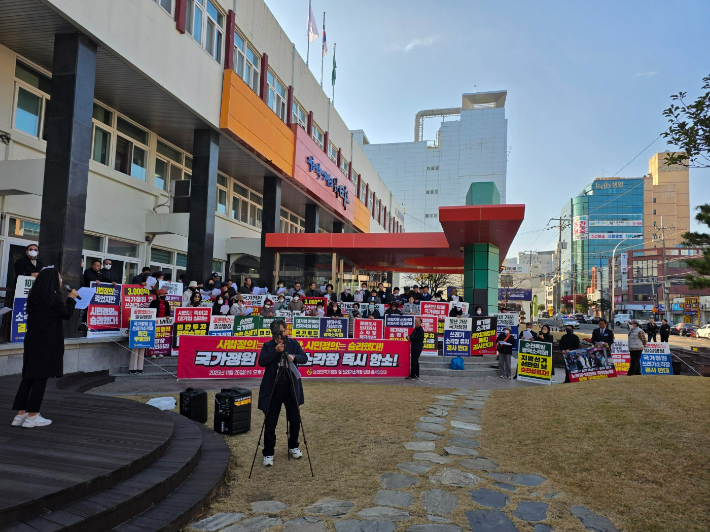 주민들이 지난 10월 순천시 앞에서 판결에 불복하고 즉시 항소하겠다며 기자회견을 하고 있다. 독자 제공
