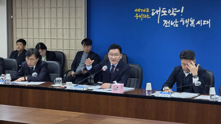 전라남도 강위원 경제부지사가 23일 도청서 '국민성장펀드 사업발굴 보고회'를 주재하며 당부 말을 하고 있다. 전라남도 제공 