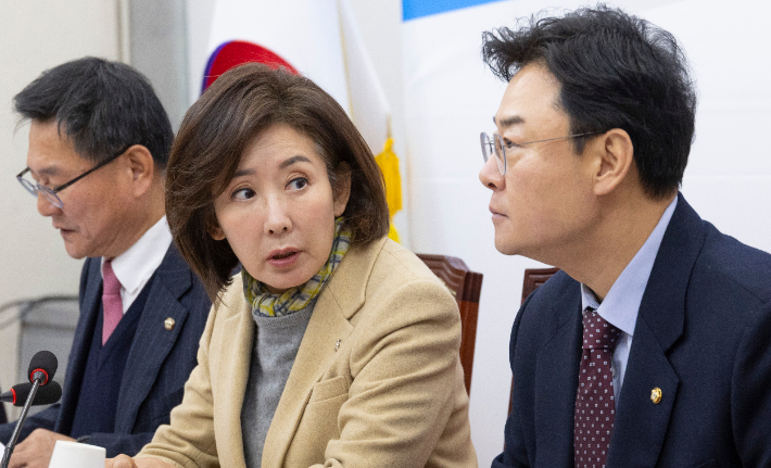 국민의힘 나경원 지방선거 총괄기획단 위원장과 위원들이 23일 국회에서 지선 총괄기획단 전체 회의를 시작하고 있다. 연합뉴스
