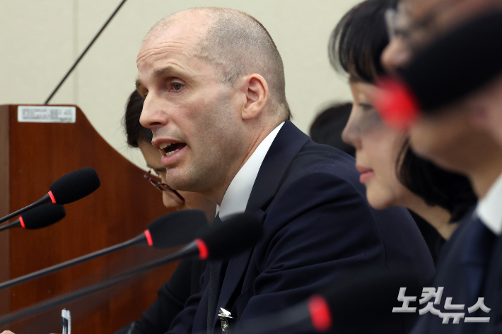 17일 서울 여의도 국회 과학기술정보방송통신위원회에서 열린 쿠팡 침해사고 관련 청문회에서 해롤드 로저스 쿠팡 대표이사가 의원 질의에 답변을 하고 있다. 윤창원 기자