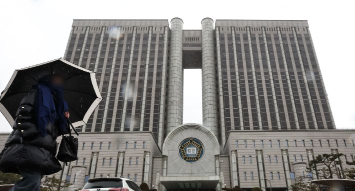 더불어민주당 주도로 '내란·외환·반란 범죄 등의 형사절차에 관한 특례법안'(내란전담재판부 설치법)이 국회 본회의를 통과한 23일 서울 서초구 서울중앙지방법원 모습. 연합뉴스