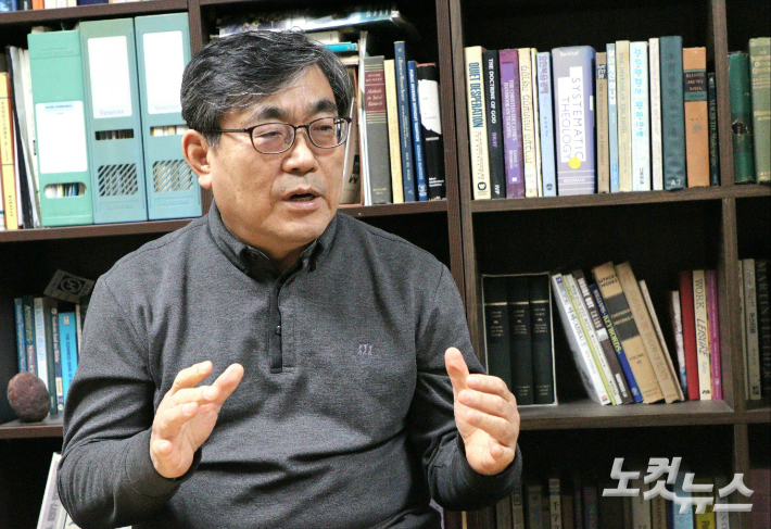 반영운 충북대학교 교수가 청주 관아지 옛길 정비 사업의 한계에 대해 설명하고 있다. 임성민 기자