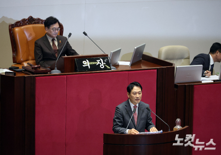 국민의힘 장동혁 대표가 22일 국회 본회의에서 더불어민주당이 발의한 '내란전담재판부 설치법'(내란·외환·반란 범죄 등의 형사절차에 관한 특례법안)에 대한 필리버스터(무제한 토론을 통한 합법적 의사진행 방해)를 진행하고 있다. 황진환 기자