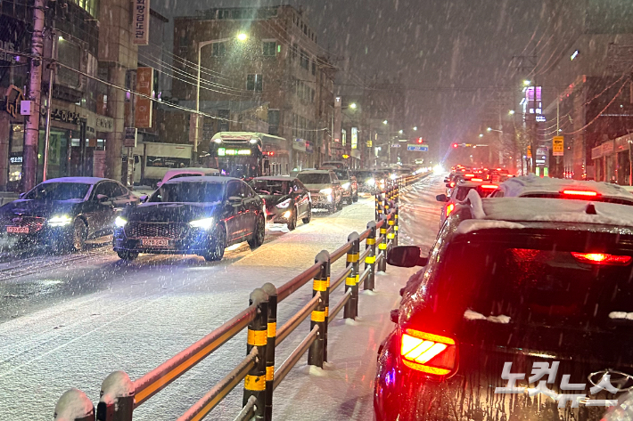23일 폭설이 쏟아진 춘천의 한 도로가 극심한 차량 정체를 빚고 있다. 구본호 기자