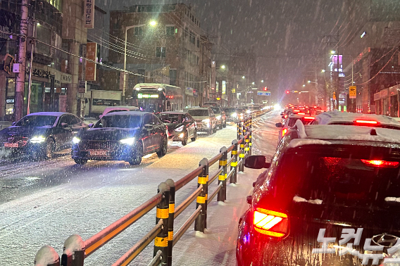23일 폭설이 쏟아진 춘천의 한 도로가 극심한 차량 정체를 빚고 있다. 구본호 기자