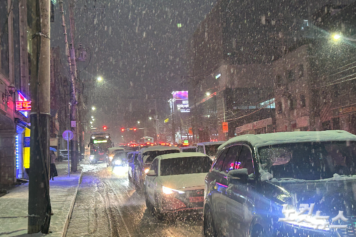23일 폭설이 쏟아진 강원 춘천시의 한 도로가 극심한 차량 정체를 빚고 있다. 구본호 기자 