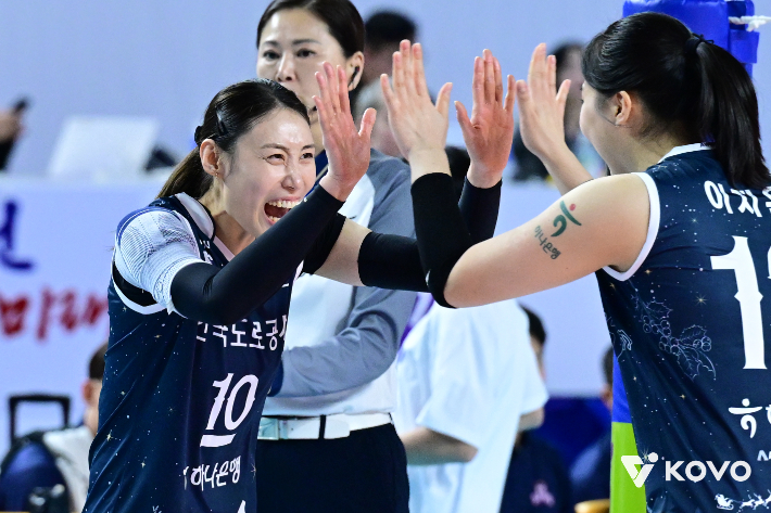 도로공사 배유나(왼쪽)와 신인 이지윤의 하이파이브 모습. KOVO 