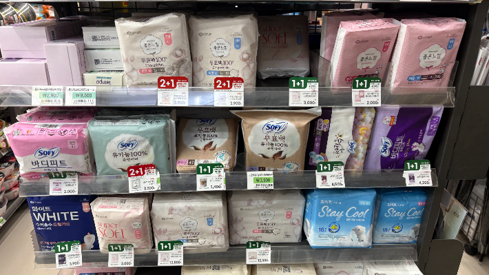 서울의 한 편의점 진열대에 비치된 월경용품. 김수정 기자
