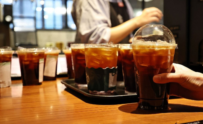 서울 시내의 한 카페에서 일회용 플라스틱 컵에 담겨 판매되는 커피. 연합뉴스