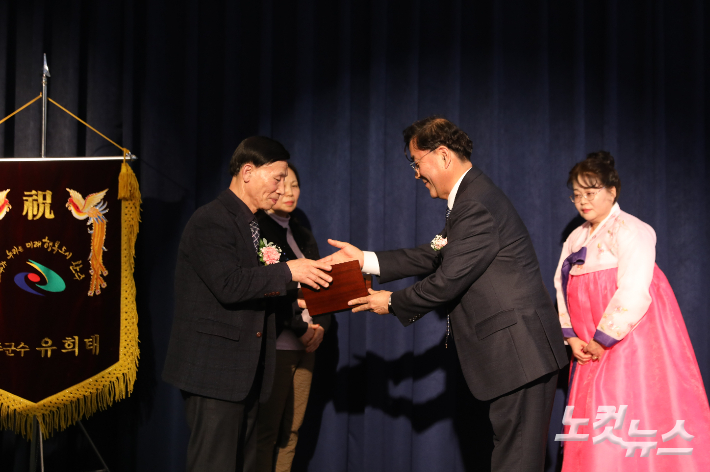 양근생 신임 회장이 이임하는 김용화 전 회장에게 공로패를 전달하고 있다. 최화랑 기자