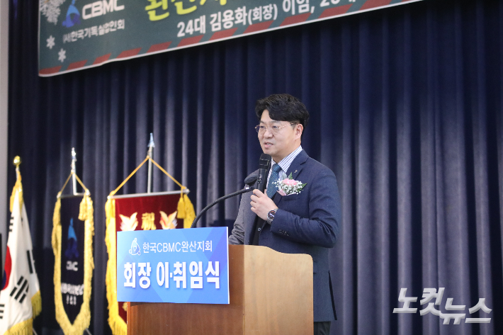 이취임식에 앞서 열린 예배에서 전주영생교회 김동연 목사가 말씀을 전하고 있다. 최화랑 기자