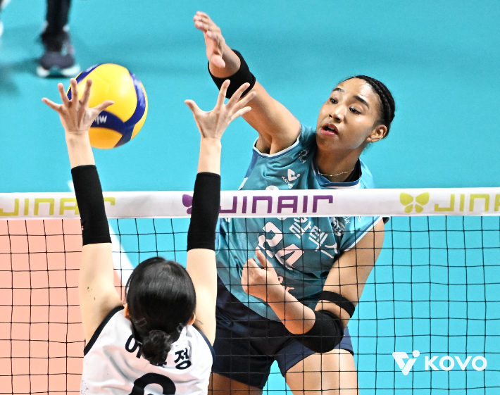 GS칼텍스 아웃사이드 히터 레이나의 스파이크 모습. KOVO 
