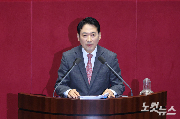 국민의힘 장동혁 대표가 22일 국회 본회의에서 더불어민주당이 발의한 '내란전담재판부 설치법'(내란·외환·반란 범죄 등의 형사절차에 관한 특례법안)에 대한 필리버스터(무제한 토론을 통한 합법적 의사진행 방해)를 진행하고 있다. 황진환 기자