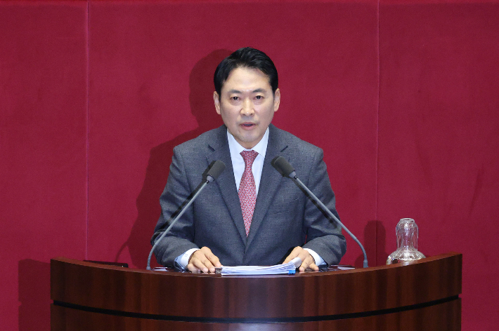 국민의힘 장동혁 대표가 22일 국회 본회의에서 더불어민주당이 발의한 '내란전담재판부 설치법'(내란·외환·반란 범죄 등의 형사절차에 관한 특례법안)에 대한 필리버스터(무제한 토론을 통한 합법적 의사진행 방해)를 진행하고 있다. 황진환 기자