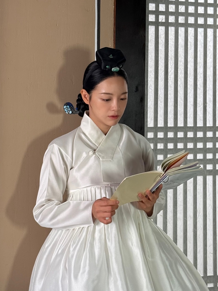 김세정이 대본을 보는 모습. 김세정 공식 트위터