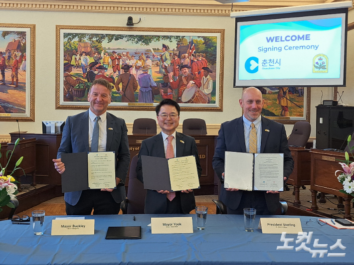 육동한 시장은 지난 6월 미국 메릴랜드주 아나폴리스시청에서 세인트 존스 대학(총장 :J. 월터 스털링, 사진 오른쪽)과 'Great Books(그레이트 북스) 프로그램' 활성화를 위한 업무협약(MOA)을 체결했다. 진유정 기자