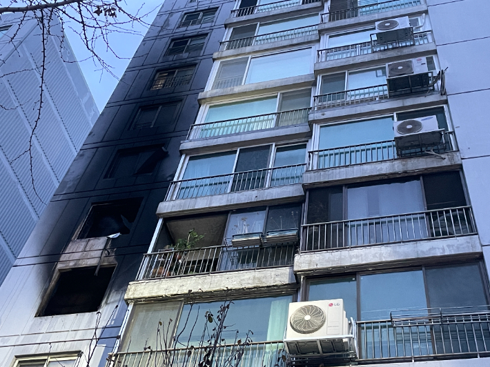 24일 오전 서울 송파구 방이동 한 아파트 5층에서 불이 나 화재 현장 주변이 검게 그을려 있다. 연합뉴스
