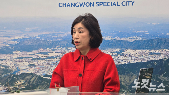 구점득 창원시의원이 손태화 의장의 폭언 논란과 관련해 기자회견을 하고 있다. 이상현 기자