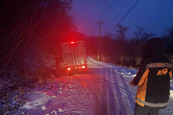 눈길에 고립된 차량. 강원소방본부 제공