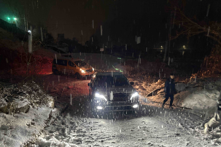 눈길에 고립된 차량. 강원소방본부 제공