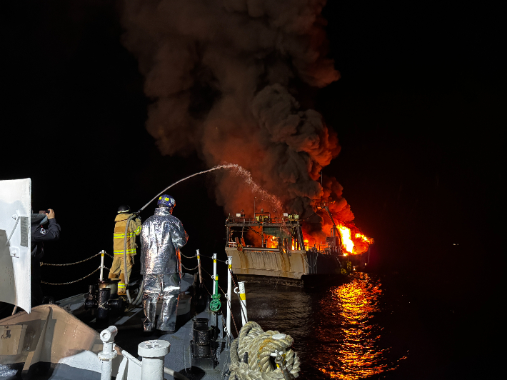 24일 부산 영도 인근 어선 화재 현장. 부산해경 제공