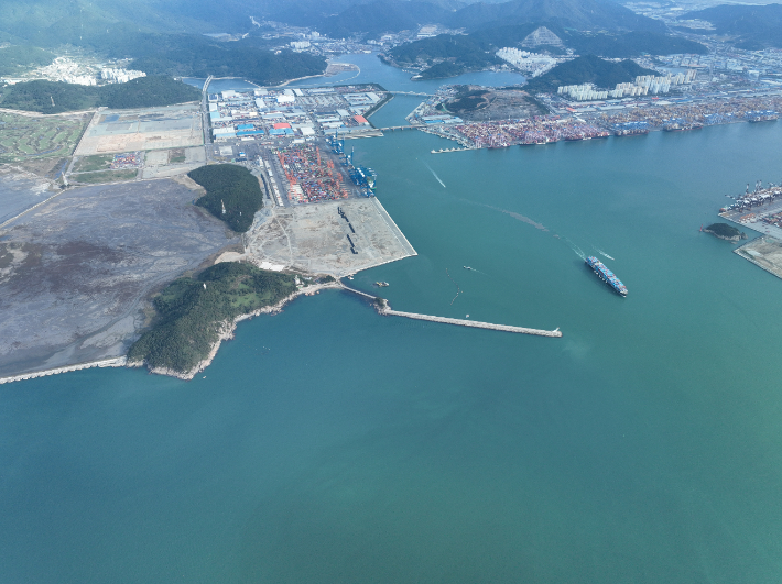 서컨 배후단지와 부산신항 전경. 부산항만공사 제공