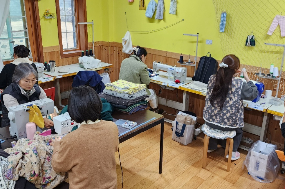 구슬할망공방 공유작업실에서 재봉활동하는 주민들. 모두락 협동조합 제공