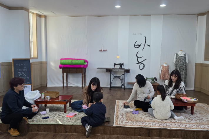 바농으로의 초대 전시회. 모두락 협동조합 제공