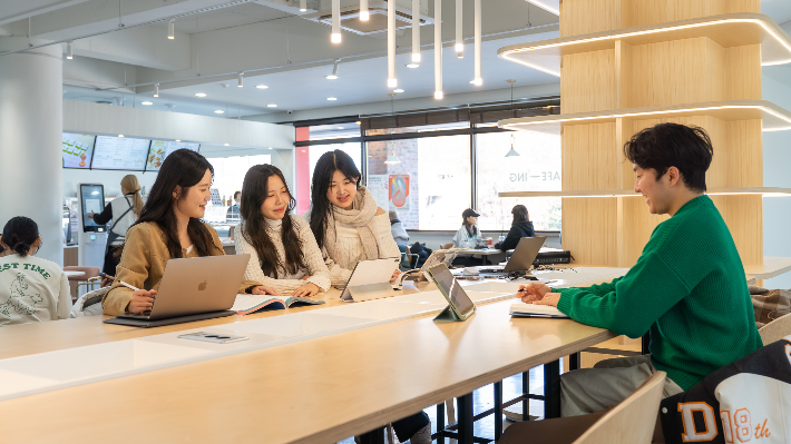 동국대 WISE캠퍼스 학생들이 토론하고 있다. 동국대 제공