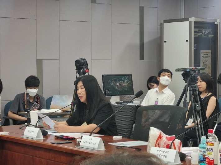 가습기살균제 중증도 피해자 민수연 씨가 휴대용 산소통과 연결된 콧줄을 끼고 지난 8월 6일 국회의원회관 제1세미나실에서 열린 간담회에 참석해 발언하는 모습. 최서윤 기자 
