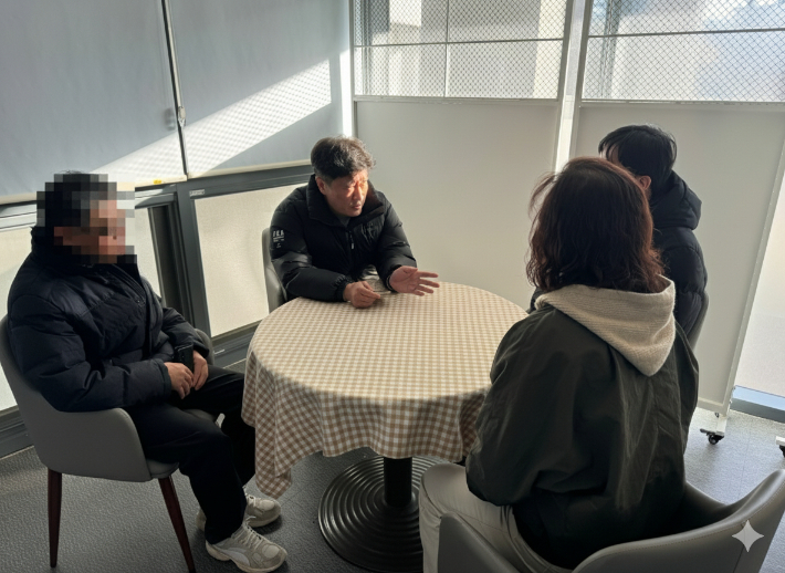 경찰이 수사기관 사칭 보이스피싱 피해자를 설득하고 있다. 부산경찰청 제공