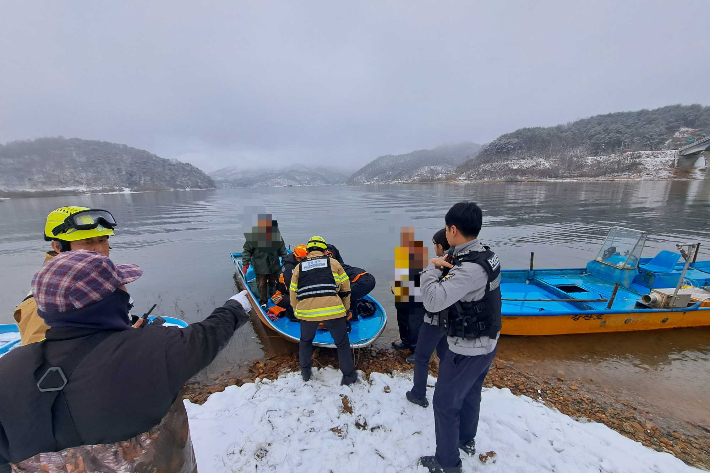 24일 오전 9시 51분쯤 강원 양구군 양구읍 공수대교 인근에서 선박 2대가 충돌해 1명이 숨지고 1명이 다쳤다. 강원소방본부 제공