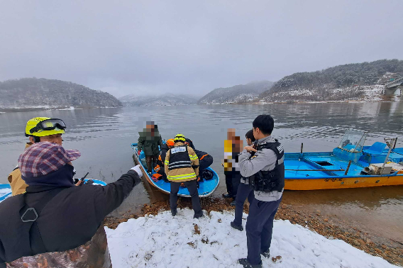 24일 오전 9시 51분쯤 강원 양구군 양구읍 공수대교 인근에서 선박 2대가 충돌해 1명이 숨지고 1명이 다쳤다. 강원소방본부 제공