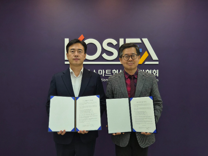 윤준호 한국스마트혁신기업가협회장(왼쪽)과 최종인 한밭대 교수가 혁신기업가 인증 제도 마련을 위한 협약을 체결했다. 협회 제공