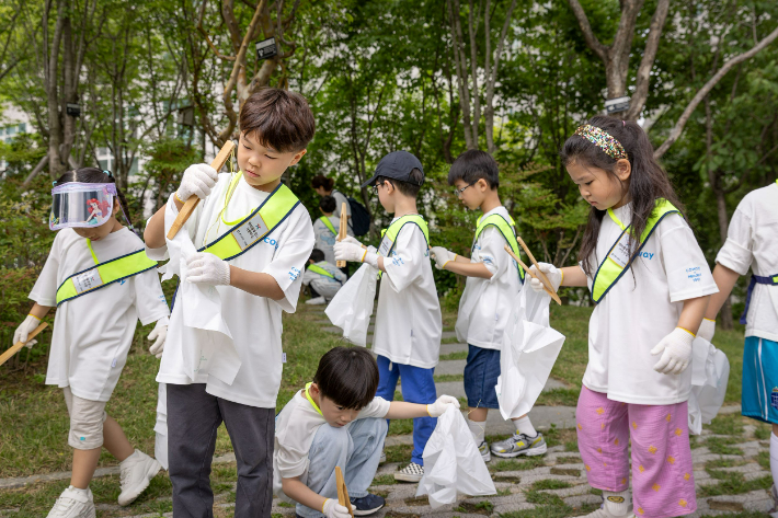 넷마블 푸르니 어린이집 원생들이 '2025 코웨이 리버플로깅 캠페인'에 참여하고 있다. 코웨이 제공