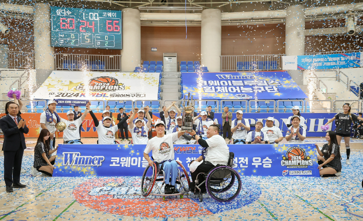 코웨이 블루휠스 선수와 구단 관계자들이 '2024 KWBL 휠체어농구리그' 시상식에서 챔피언 등극 기념사진을 촬영하고 있다. 코웨이 제공
