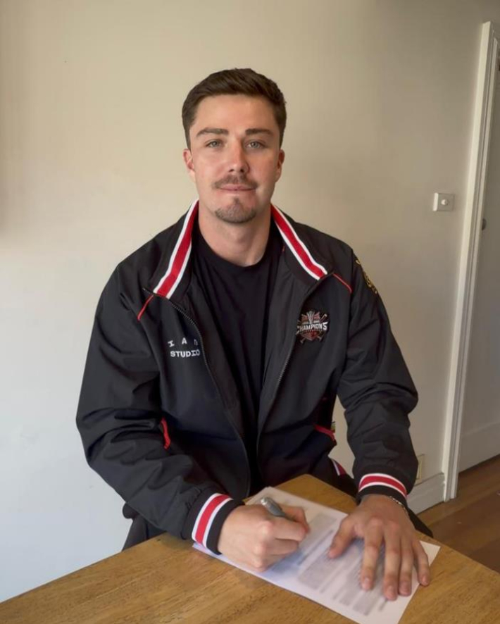 프로야구 KIA 타이거즈가 새 외국인 타자로 내야수 제리드 데일을 신규 영입했다고 24일 밝혔다. KIA 아시아 쿼터 선수 제리드 데일이 계약서에 사인하고 있다. KIA 타이거즈 