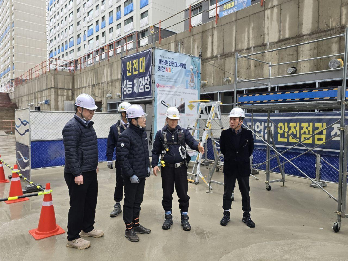 24일 광주지방고용노동청은 관계기관과 합동으로 건설현장 불시 점검을 실시하고 있다. 광주지방고용노동청 제공 