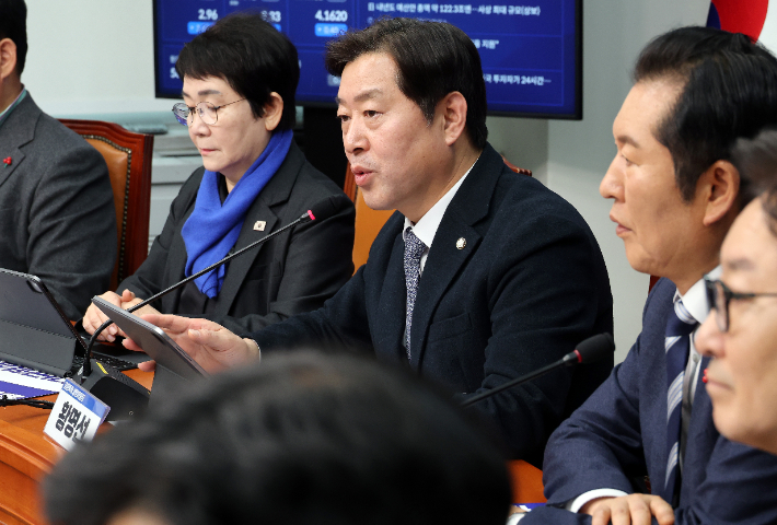 황명선 충청특위 상임위원장이 24일 국회에서 열린 대전·충남 통합 및 충청지역 발전 특별위원회 전체회의에서 발언하고 있다. 연합뉴스