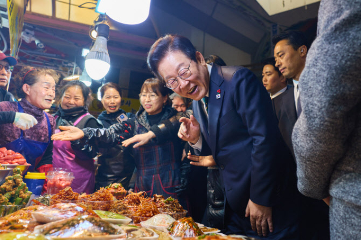 이재명 대통령이 23일 해양수산부 청사에서 국무회의를 마친 뒤 부산 부산진구 부전시장을 찾아 상인들과 이야기를 나누고 있다.연합뉴스