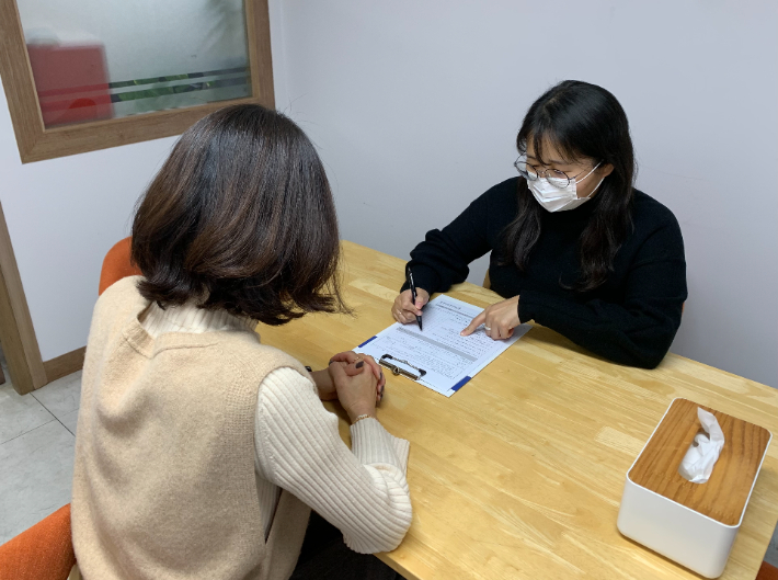 광주 광산구 관계자가 우울·불안 등 정서적 어려움을 겪는 시민에게 전문 심리상담 서비스를 제공하고 있다. 광주 광산구청 제공