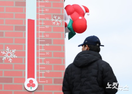 24일 오후 서울 종로구 광화문광장에 설치된 사랑의 온도탑이 69.5도를 기록하고 있다.