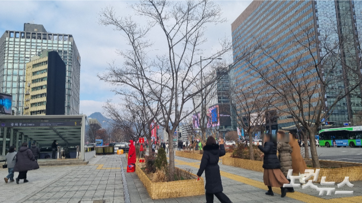 크리스마스를 하루 앞둔 24일 서울 종로구 세종대로 동화면세점 앞. 긴장감이 돌던 1년 전과 달리 한산한 모습이다. 김지은 기자