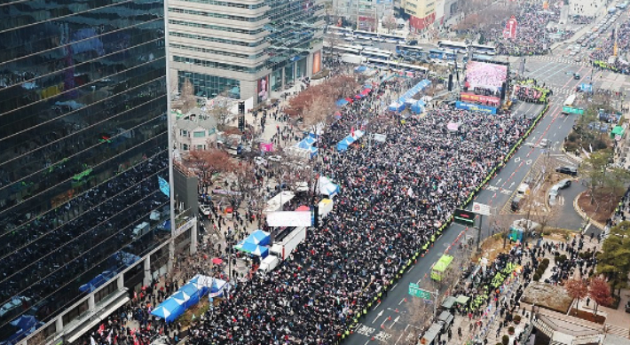 지난해 12월 21일 서울 종로구 광화문 동화면세점 앞에서 대한민국바로세우기국민운동본부 주최로 '대통령 탄핵 반대 자유민주주의 수호 광화문 국민혁명대회'가 열리고 있다. 연합뉴스