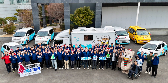 현대위아 임직원과 복지시설 관계자들이 지난 23일 경상남도 창원시 현대위아 본사 앞에서 지역 사회복지기관 10곳에 선물할 '현대위아 드림카'와 함께 기념 사진을 찍고 있다. 현대위아 제공