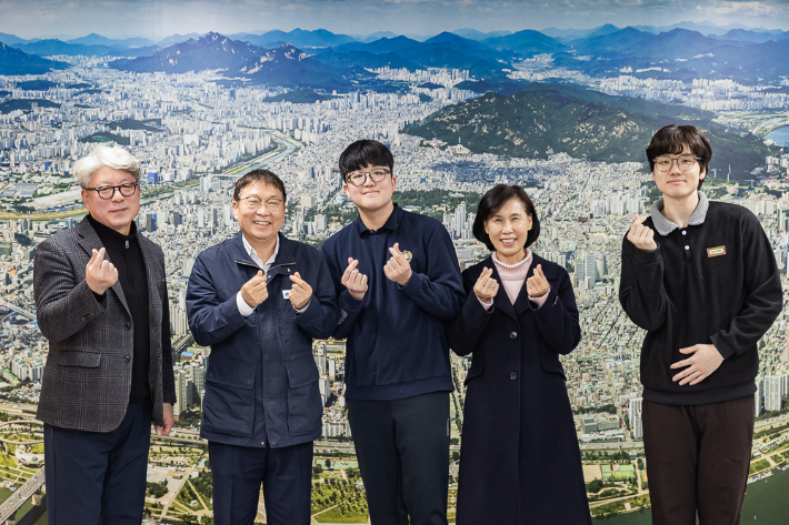왼쪽부터 최재일 광남고 교장, 김경호 광진구청장, 광남고 왕정건 학생(수능만점자). 광진구청 제공